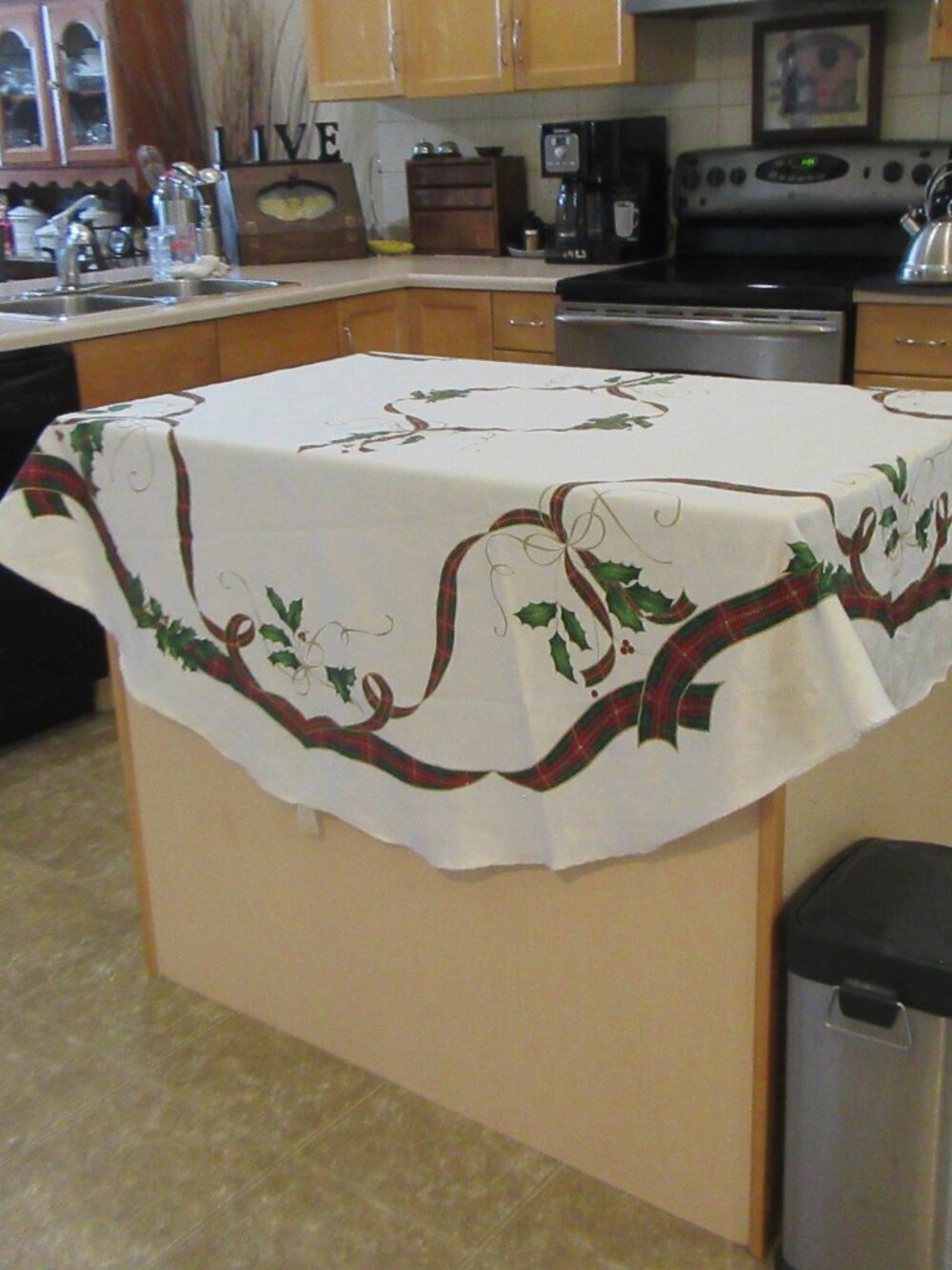 Christmas Round Table Cloth In nice shape - Picture 8 of 15